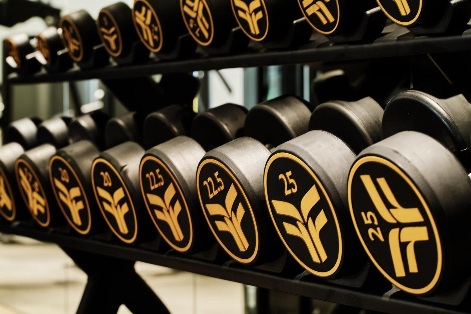 City Of Dreams Mediterranean - Integrated Resort, Casino & Entertainment Limassol Exteriör bild Dumbbells at a gym