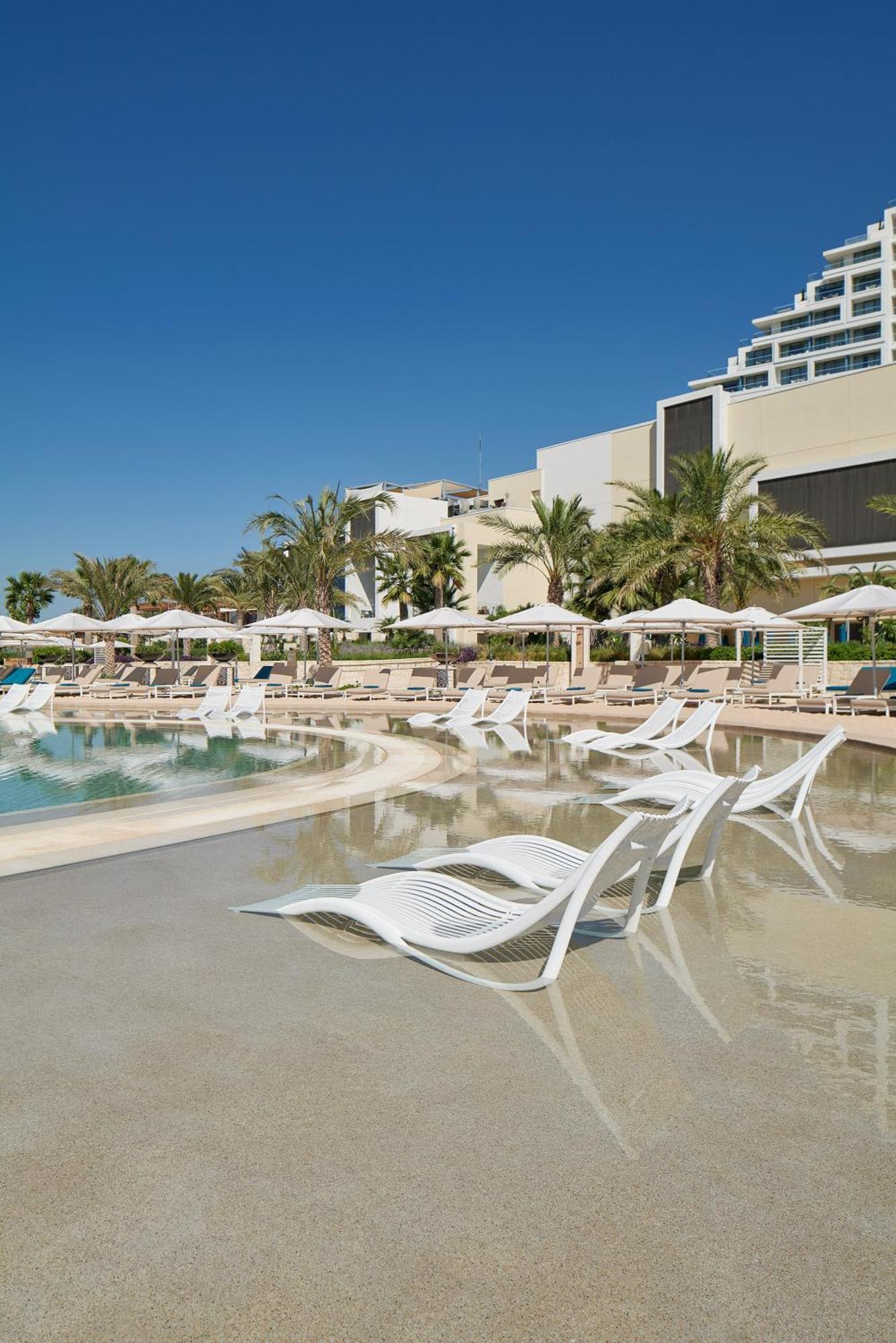 City Of Dreams Mediterranean - Integrated Resort, Casino & Entertainment Limassol Exteriör bild The swimming pool at the hotel