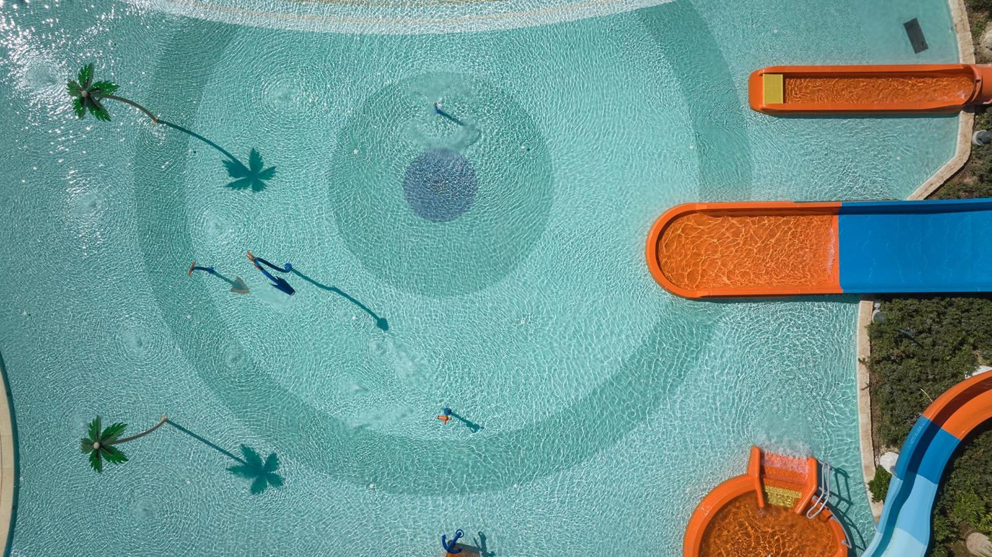City Of Dreams Mediterranean - Integrated Resort, Casino & Entertainment Limassol Exteriör bild The pool at the hotel